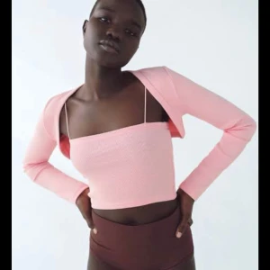 Rosa topp med armvärmare  - Inte min bild!  Söt rosa topp från Zara i storlek M, men passar S då den är liten i storlek. 