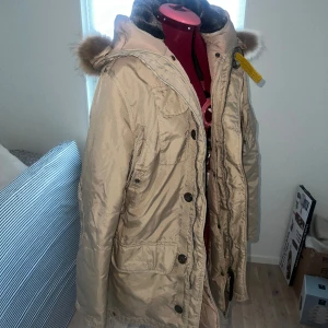 Parajumper vinterjacka - En helt ny jacka i jätte bra skick. Beställt i fel storlek därför säljs den. Storlek M men passar L då den är stor i storleken 