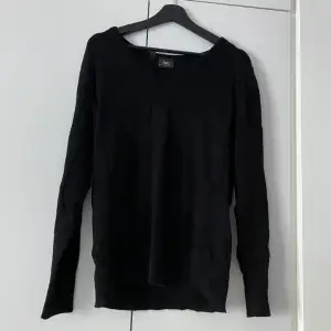 En svart v ringad tröja från bpc i storlek M.