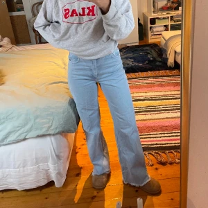 Bootcut zara jeans - Bootcut jeans från zara! Storlek 36 men passar mig som är 38. Kan skicka mått osv om man vill det :) de är i en fin ljusblå färg och fransiga nertill. Jag är 165cm lång