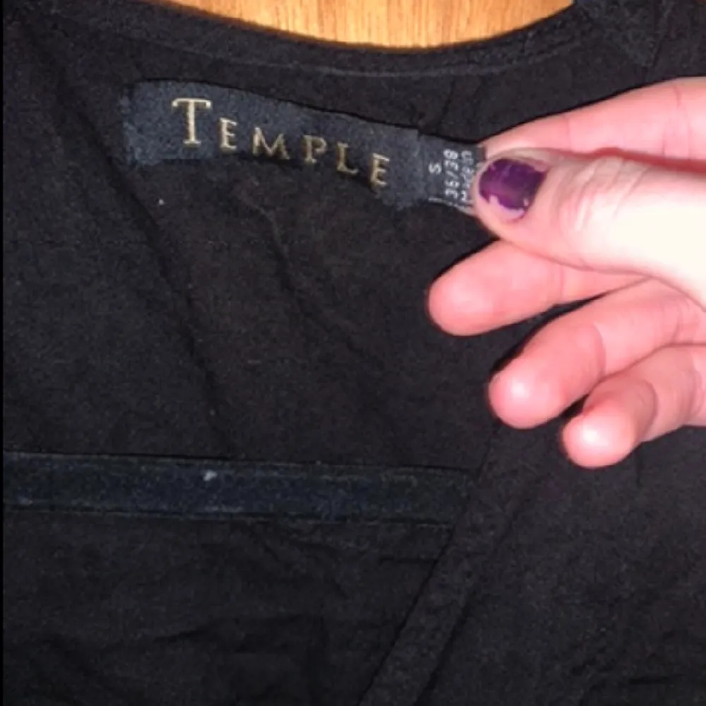 svart långärmad blus från Temple i tunt och skönt material. det finns en öppning i mitten av tröjan som kanske inte syns med på bilderna, ganska snyggt. säljer då jag tröttnat🥰. Blusar.