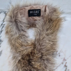 Hollies pälskrage halsduk - Säljer min pälskrage/halsduk från märket Hollies. Inte kommit till användning, inköpt för 1699 kr.
