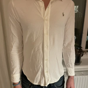 Ralph lauren skjorta - Modellen på bilden är 180 cm lång och väger 70 kg
