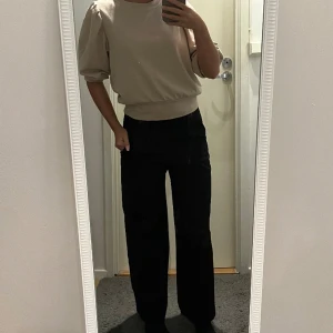 Svarta kostymbyxor  - Kostymbyxor med vida ben. Fint skick då den endast är använd ett fåtal gånger 💖