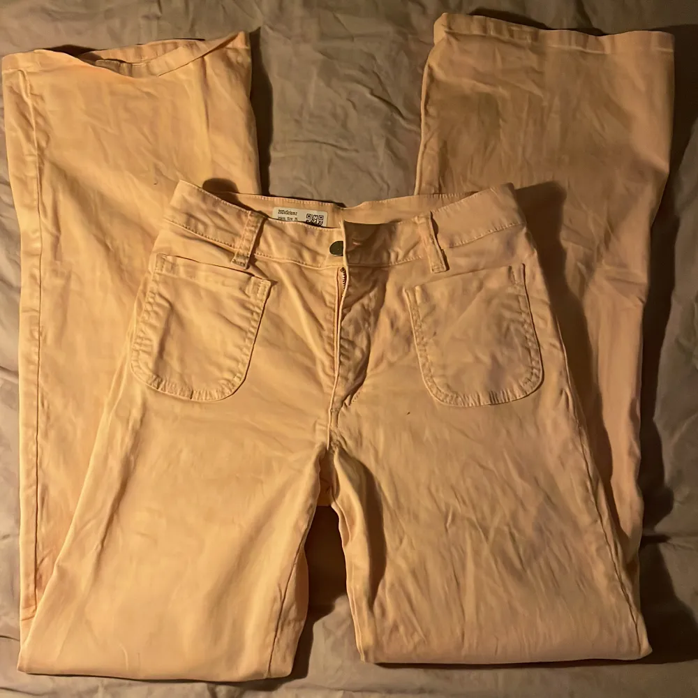 Jättecoola rosa jeans (färgen ser lite orange ut på bilden men är rosa i verkligheten). Utsvängda i storlek 26.💕. Jeans & Byxor.