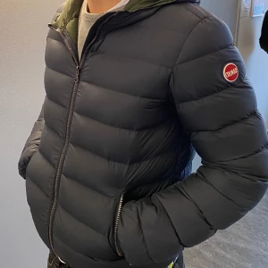 Colmar dunjacka Large/48 - Riktigt snygg colmarjacka i dun. Absolut toppskick, finns inga revor, 9/10. Passar om man är mellan 170-180. Modellen på bilden är 175 cm. Självklart helt äkta med certilogo tagg, skriv privat så bevisar jag.  Nypriset ligger på cirka 4 tusen kronor.