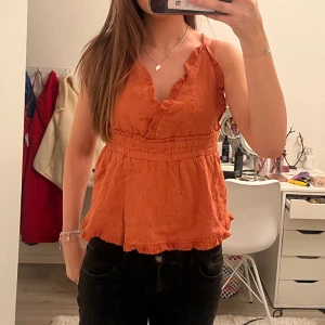 Fin blus - Orange sommartopp som tyvärr är lite för stor därav säljer jag den. Aldrig använd och prislappen sitter kvar. Köpt för 450kr men säljer för 219kr. Pris går att diskuteras