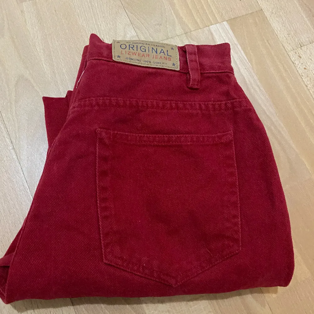 Röda byxor! Jätte kul fit men tyvärr för liten för mig Xs/S storlek . Farkut & Housut.