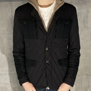 Zara jacka - Field jacka från zara i färgen svart. Storlek XL (sitter mindre), Modellen på bilden är 186cm. fint skick inga skavanker, Köp för endast 149