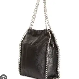 Säljer min svarta tiamo väska pga att jag inre använder den ❤️ Verkligen superfint och rymlig 