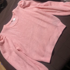 Stickat tröja - Stickat fint tröja! Använd endast en gång! Väldigt tjock och fin!