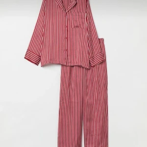 Silkes jul pyjamas set - Ett trendigt silkes det som jag köpte förra vinter så rätt svår att få tag på, inte jätte använt (pris går att diskuteras)💕