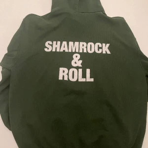 Vintage hoodie - Helt okej skick, cracks i trycket då den är vintage! Passar mig med L/M