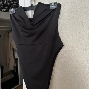 V-ringad body  - OBS! Model bilden är lånad och liknar min body. Skillnaden är att min body inte har lika djup v-ringning.   Storlek M. Normal i storlek och säljer endas då den inte passar längre. 