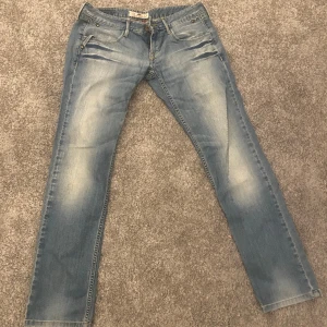 Snygga low waist flare jeans! - Köpta second hand men tyvärr för korta för mig. I bra skick förutom lite avskaven lapp (se bild 2). Står ingen storlek men skulle gissa M-L