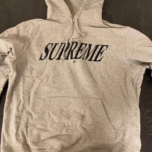 Supreme crossover hooded sweatshirt i heater grey färg. Bra skick 
