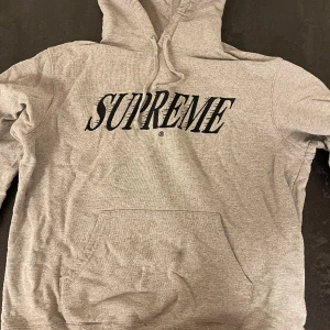 Supreme hoodie - Supreme crossover hooded sweatshirt i heater grey färg. Bra skick 