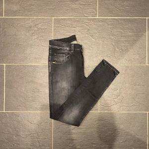 Tiger of Sweden jeans - Ett par jävligt fräsha Tiger of Sweden Jeans i prima skick.  Passform: Slim fitt  Storlek: 32/32  Nypris: 1800  Vårat pris: 599