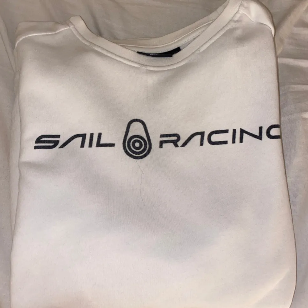 Säljer denna Sail Racing tröja då den aldrig används🤍 den är använd ett par gånger men är fortfarande i fint skick! Den är unisex🤍. Hoodies.