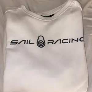Säljer denna Sail Racing tröja då den aldrig används🤍 den är använd ett par gånger men är fortfarande i fint skick! Den är unisex🤍