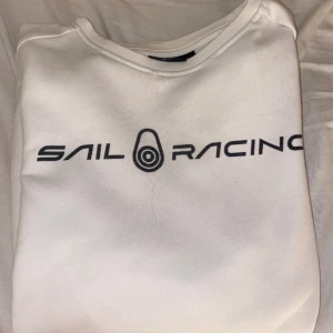 Sail Racing tröja  - Säljer denna Sail Racing tröja då den aldrig används🤍 den är använd ett par gånger men är fortfarande i fint skick! Den är unisex🤍
