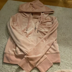 Juicy kofta  - Säljer denna rosa juicy kofta! Aldrig använd 🤍