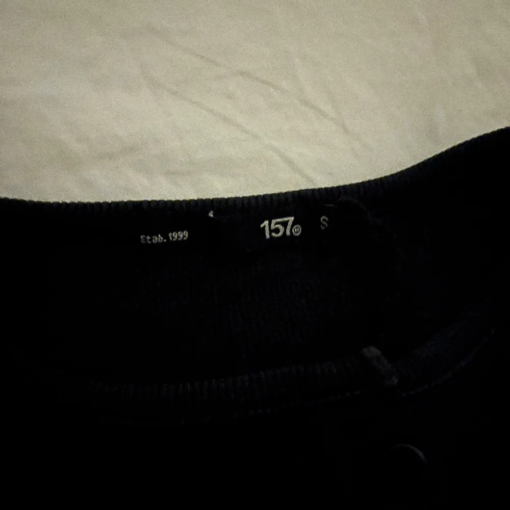 Långärmad tröja/ med knappar så kan användas som kofta. Storlek S från lager157. Fint skick 💕. Tröjor & Koftor.