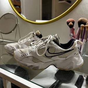 Nike skor - Nike sneakers/ träningsskor. Har använt de på gymmet men de kommer inte till användning längre. Storlek 39.