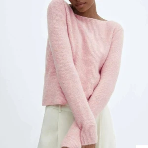 Stickad tröja - Fin stickad tröja från mango, aldrig använd. Skriv för egna bilder💕