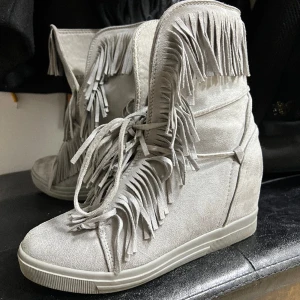 Fransskor - Säljer mina skor då de inte kommer till användning längre, de är i super bra skick köpta här på Plick av en tjej.❤️❤️