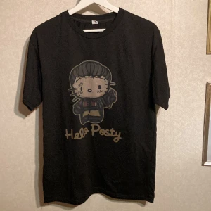 T-shirt Hello kitty (posty)  - Hello posty tröja med coolt tryck. Den är lite lätt oversized, strl L  100%bomull