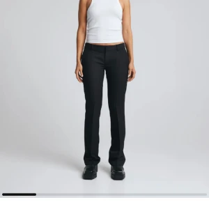 Lågmidjade kostymbyxor från bikbok - Säljer dessa snygga lågmidjade kostymbyxor ifrån bikbok som tyvärr är lite små för mig. Dom är använda max 5 gånger så nästan helt nya. Nypris 499 (Ingen slits)