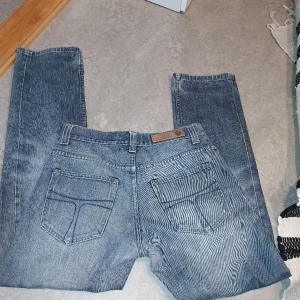 Lågmidjade tiger of sweden jeans - Ett par snygg låmidjade straghita tiger of sweden jeans. Har länge älskat dessa men dom börjar bli lite för små så det är dags att hitta en ny ägare till dem!  Det står att storleken är 30"/34" jag är osäker på om där storleken? 