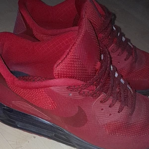 Nike Airmax 90 - Storlek 44 men passar 43 också. Jag har designat dom själv på Nikes hemsida. Nike ID tror jag det heter. Använd 2 gänger när jag testat dom men dom var för stora för mig och därför vill jag sälja dom.