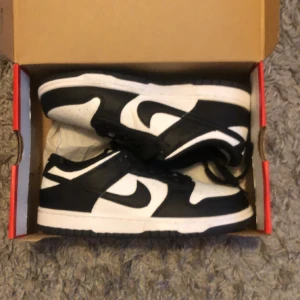 Panda dunks - Ett par panda dunks säljer för att dem är för små för mig.lådan är inte originell 