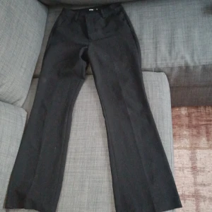 Kostymbyxor från Bikbok  - Kostymbyxor från Bikbok. Köpta för 500kr säljer pågrund av att dom inte används så ofta längre. Tvättas före dom skickas💞