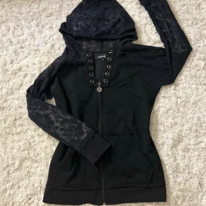 Kofta - Kofta från EMP, går att sätta in ett snöre i hålen. Vill du köpa trycker du på köp nu, jag postar inom 24h.