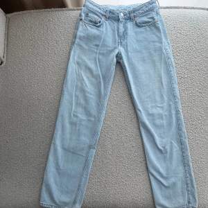 Arrow Low Straight Jeans från Weekday i storlek 24/30, så ganska korta i benen. Knappt använda. Nypris 590kr. 