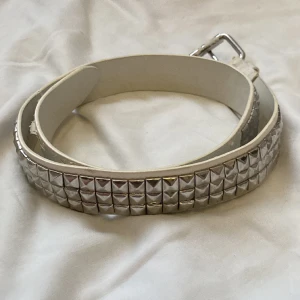 Nit skärp🤍 - Se bild 2 & 3 för att se hur slitet det är🤍