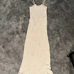 Långklänning  - Så fin långklänning från Gina som tyvärr inte kommer till användning. Skriv för bilder på eller liknande💕
