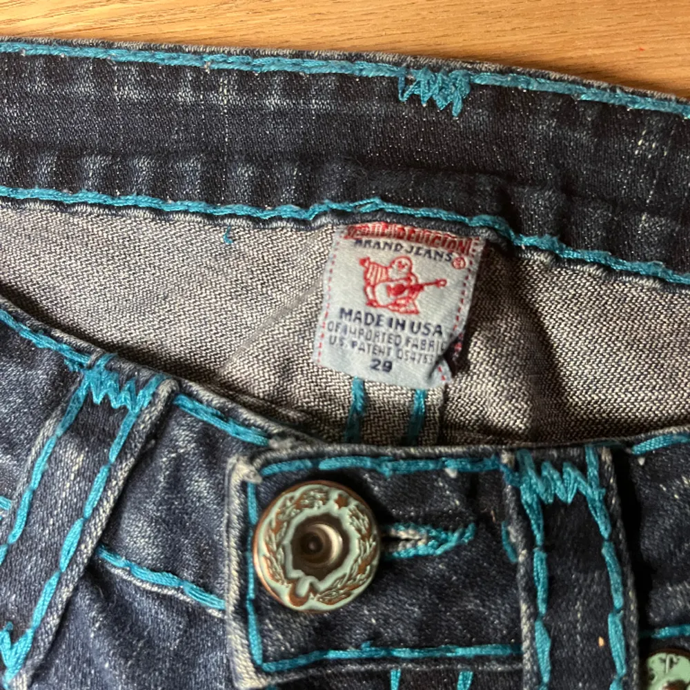 Säljer tyvärr mina fina true religion jeans då dom är för stora. Dom är endast använd få gånger av mig och är i väldigt bra skick 💕 Innebenslängd: ca 76 cm  Midjelängd: ca 76 cm . Jeans & Byxor.