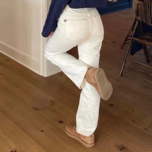 Lågmidjade jeans - Säljer dessa vita lågmidjade bootcut då de är förstora för mig, super fin passform och modell! Från märket kaos nypris ca 1500❤️