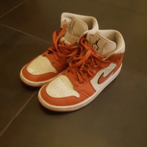 Jordan 1 Mid orange storlek 36,5 - Knappt använda, som nya, 9/10 skick.