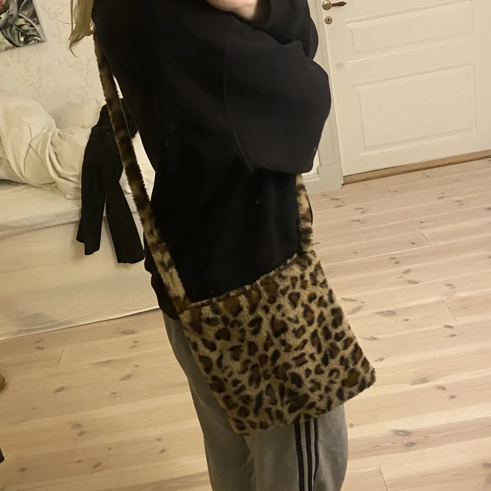 Jätte cool fluffig leopard väska som jag köpte på amazon. Hör av dig ifall du har frågor🫶. Väskor.