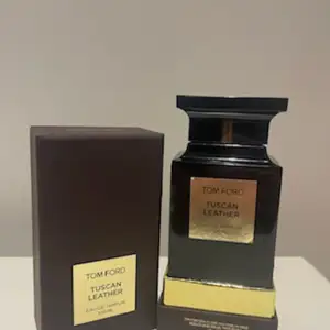 Hjälper min kompis att sälja sin parfym, 90% kvar av den! Väldigt god lukt