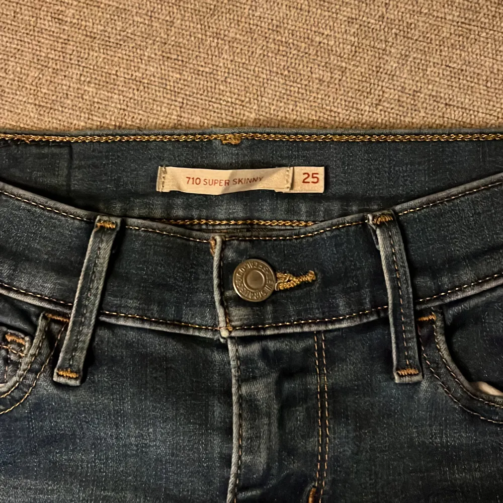 Ett par jeans från Levis i strl 25 deras 710 super skinny modell  Nypris 1099:-. Jeans & Byxor.