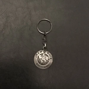 New rock planet keychain - Säljer för jag har 2 andra :) ser cool ut på sin nyckelring och är i stainless steel (ganska tung) osäker på värdet pga det åker med sko kartongen, skriv bara om du har nån fråga eller för fler bilder <3 kan sänka priset vid snabb affär 