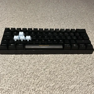 Deltaco Gamingtagentbord - 60% Deltaco Gamingtagentbord. Riktigt fint tagentbord i fint skick. Säljes då jag köpt nytt!