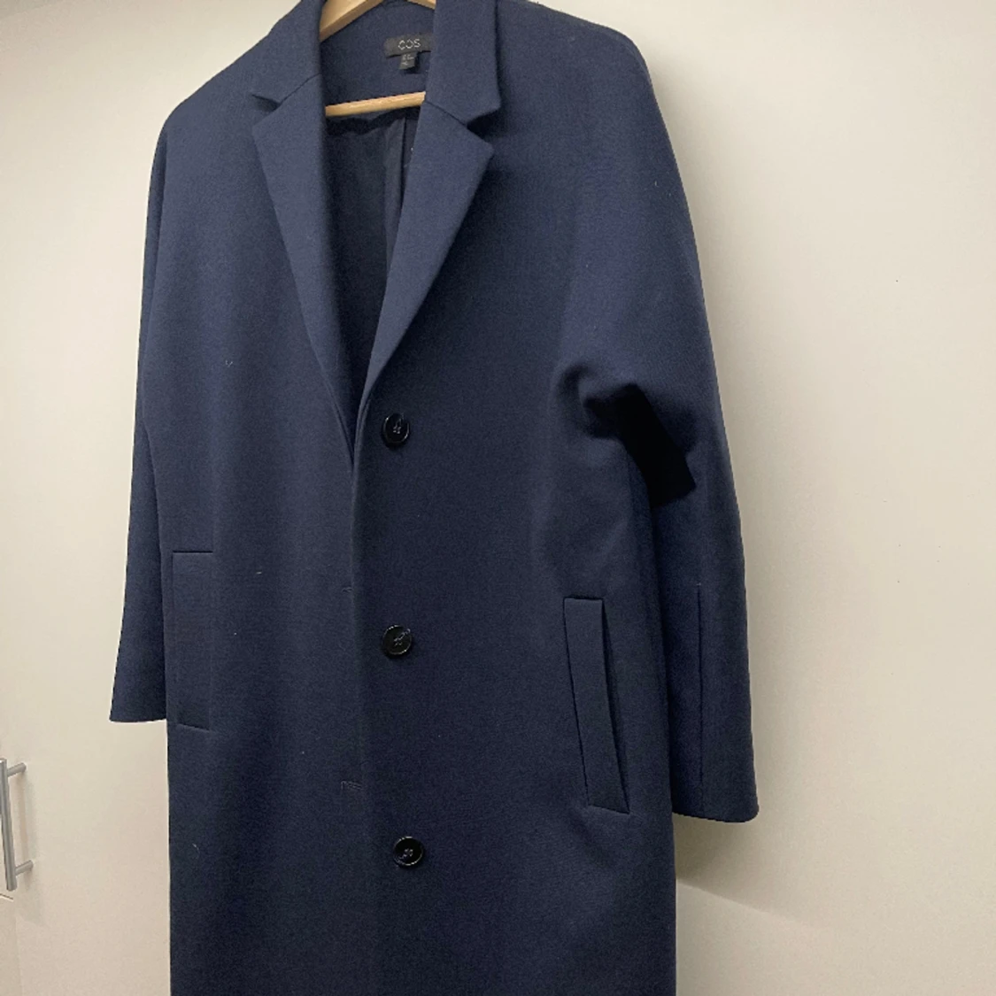 Mörkblå kappa ifrån COS - 90