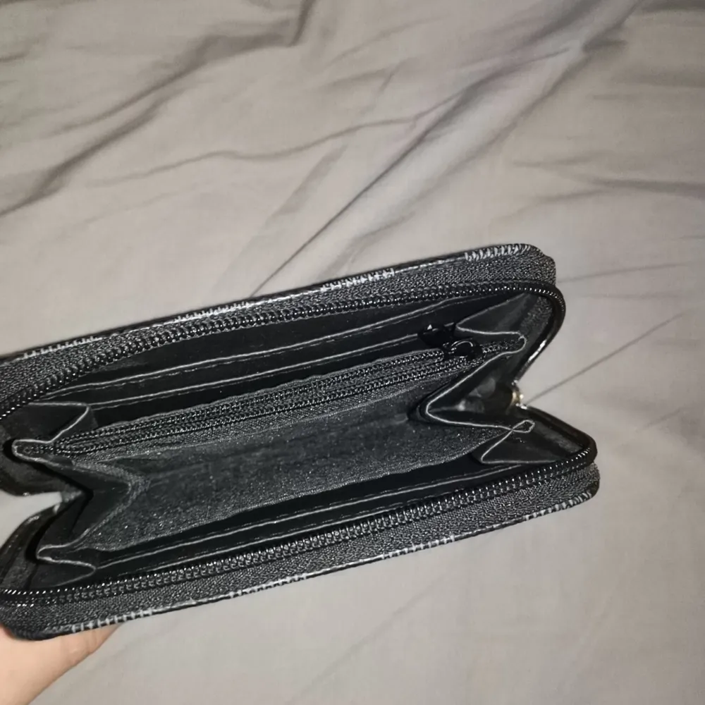 Säljer min Louis Vuitton plånbok eftersom att jag inte använder den längre. Fungerar perfekt för de som inte gillar att ha kort eller cash bakom telefon fodral eller i fickan. Dragkedja och allt är perfekt,kvalitet på den är jätte skönt. Toppen skick! . Accessoarer.